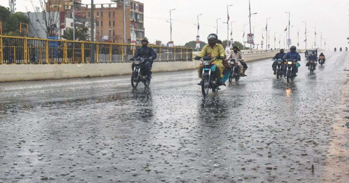 Rain with thunder in Karachi