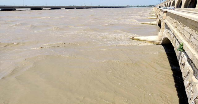 Indus River surges high flood at Guddu Barrage