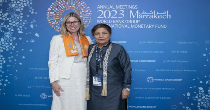 Shamshad meets officials from World Bank